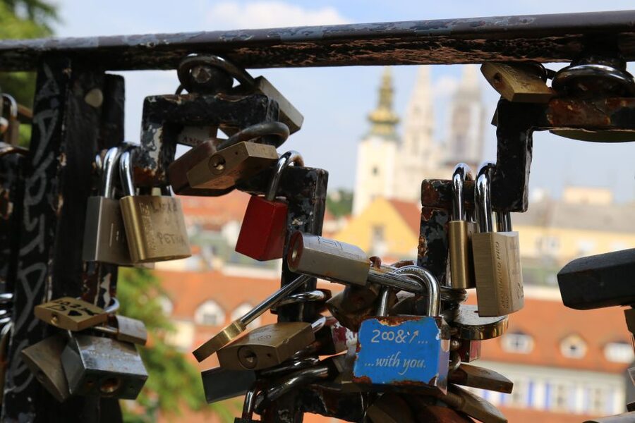 Best of Zagreb Walking Tour - Stone Gate: a “what’s under there” story moment