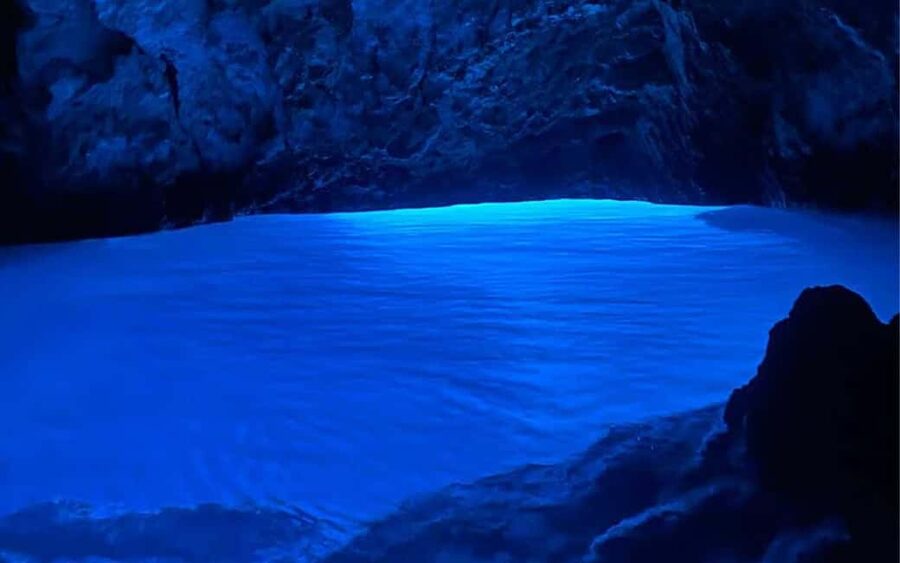 Blue Cave speedboat trip from Trogir - Blue Cave: the aquamarine glow happens in a tight space