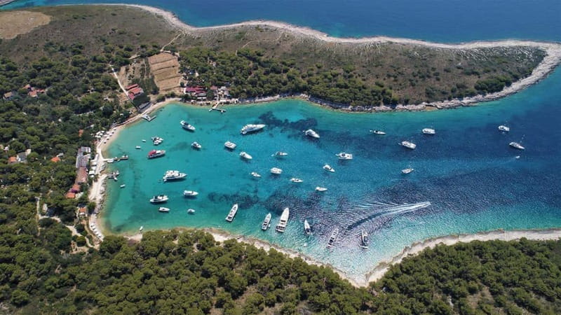 Boat Tour From Hvar: Blue Cave, Palmižana, and Vis Island - Stiniva Bay: Cliffs, a Narrow Entrance, and Cocktail-Stop Swimming