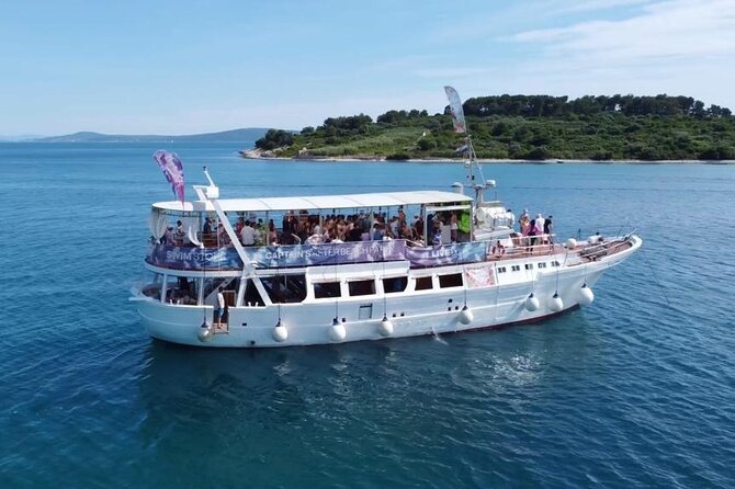 Captain’s Boat Party Split–Blue Lagoon Swim Stop + Free Shots &DJ - Who this Captain’s Boat Party cruise suits best