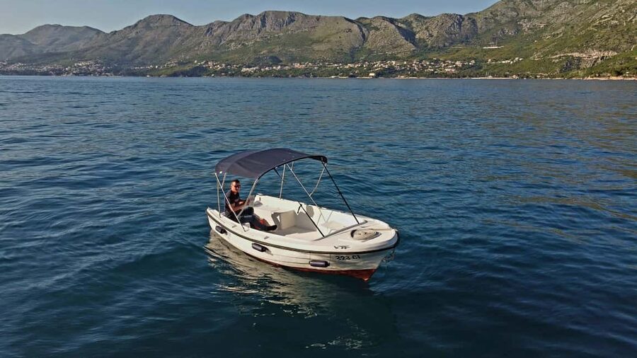 Cavtat: Boat Rental - VEN 501 and the 5HP Yamaha Setup
