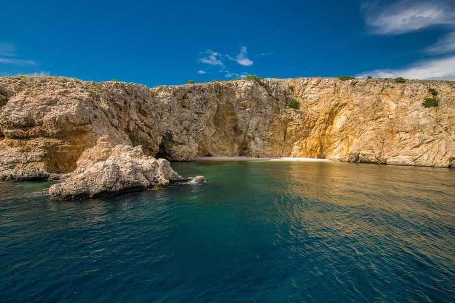 Cruise at Golden Beach and Blue cave, explore island Plavnik - Key things that make this cruise special