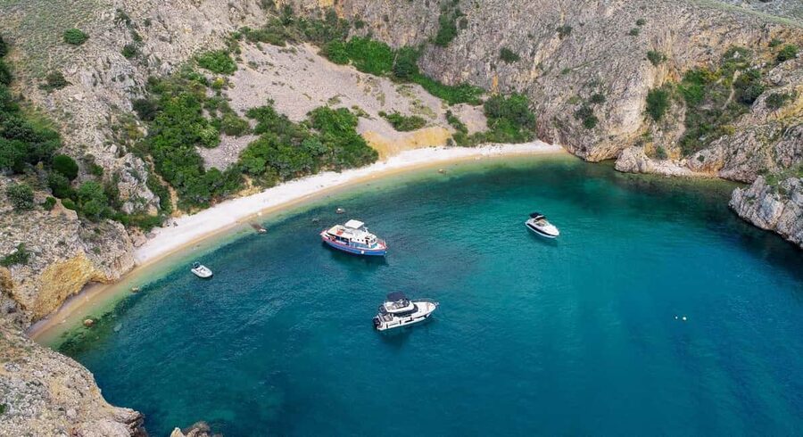 Cruise at Golden Beach and Blue cave, explore island Plavnik - The crew factor: Bruno, English hosting, and a comfortable pace