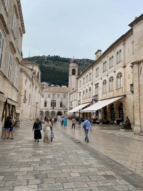 Discover the Old Town of Dubrovnik - Stradun, the main street: where commerce meets ceremony