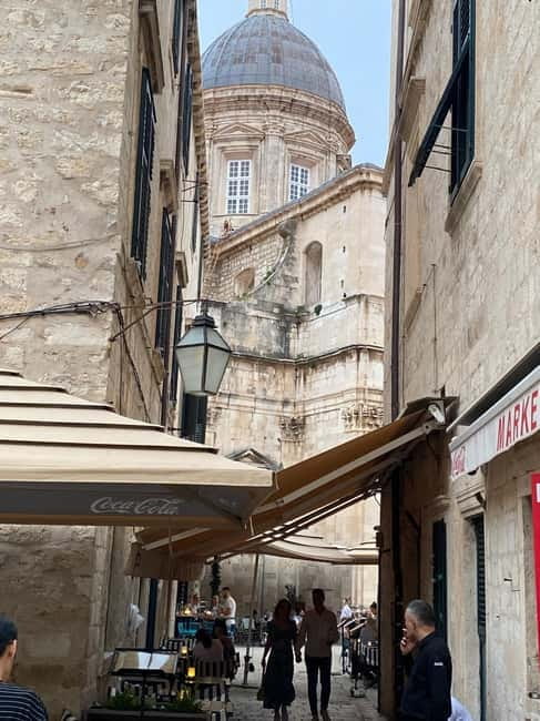 Discover the Old Town of Dubrovnik - Pile Gate and the Large Onofrio Fountain: defense systems with street-level context