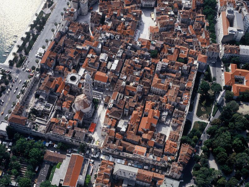 Discover The Old Town Split 1.5h walking Small group tour - Narrow lanes and souvenir-lined squares, the UNESCO street-level story