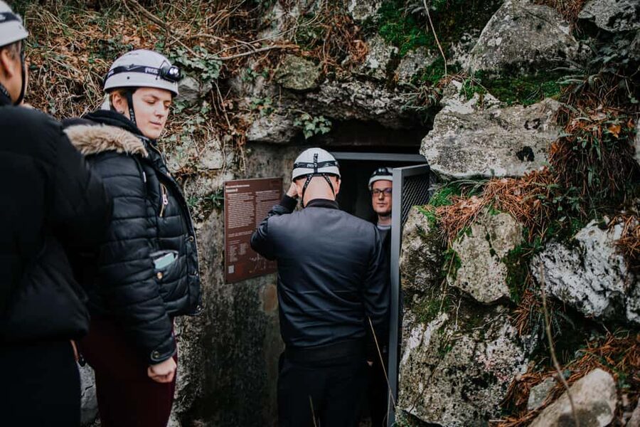 DISCOVERING THE UNKNOWN Extended WW2&UNDERGROUND tour - Practical tips for a comfortable underground walk (14-16°C)