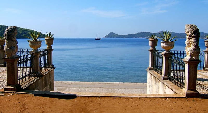 Dubrovnik: 3 Islands Fun Boat Trip with Drinks (FR, ES, EN) - Koločep stop: smaller island, lots of water fun