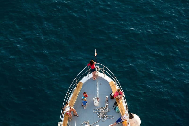 Dubrovnik: 3 Islands Fun Boat Trip with Drinks (FR, ES, EN) - Sunbeds and crowd reality: what to expect about space
