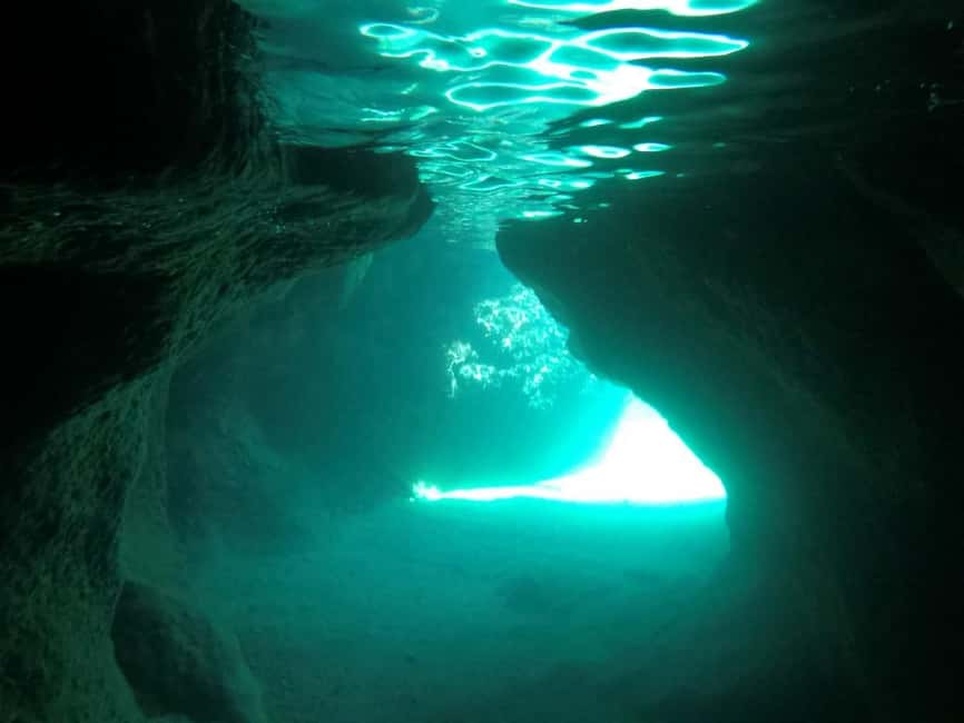 Dubrovnik: Blue Cave and Green Caves Boat Tour from Old City - Getting to Mali Muo: right dock, quick boarding, then off you go