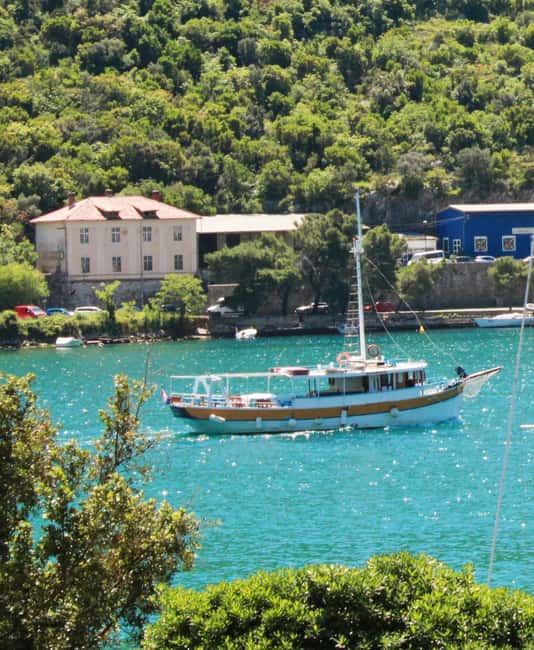 Dubrovnik: Full-Day Blue Cave & Elaphiti Islands Boat Tour - Small-Boat Comfort and the Crew’s Approach