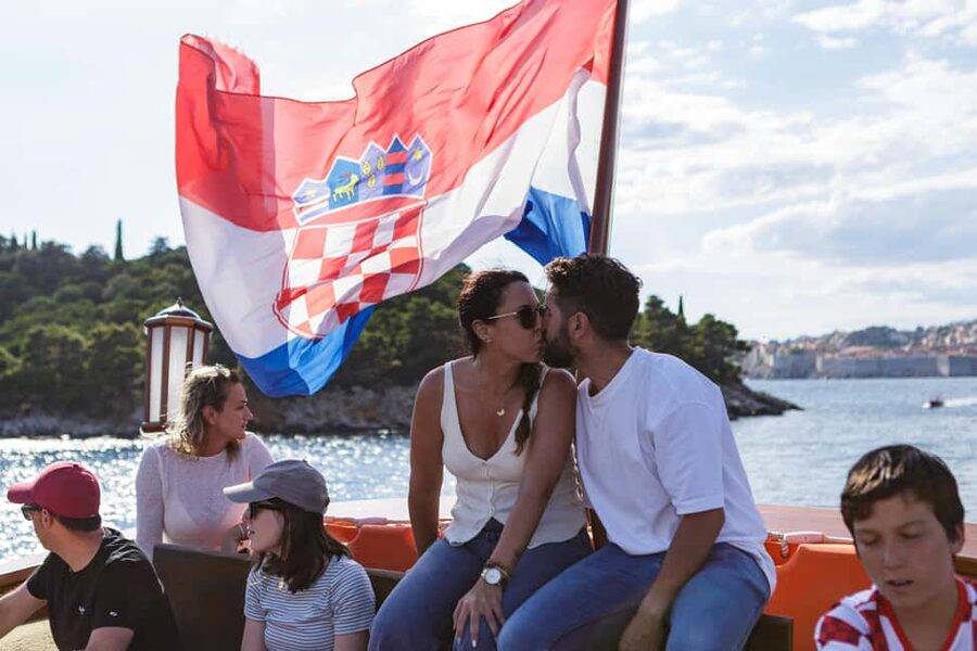 Dubrovnik: Galleon Sunset Cruise with a Live Guide & Drink - Drinks and snacks on board: how the bar fits the experience