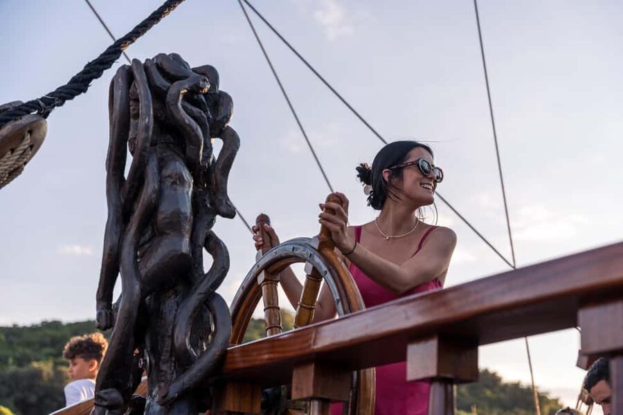 Dubrovnik: Galleon Sunset Cruise with a Live Guide & Drink - The onboard entertainment show: fun factor versus sound and style