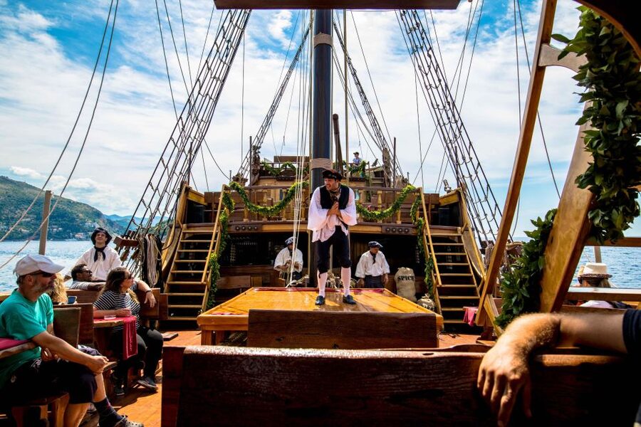 Dubrovnik: Galleon Sunset Cruise with a Live Guide & Drink - Weather, timing, and what to pack for the evening breeze