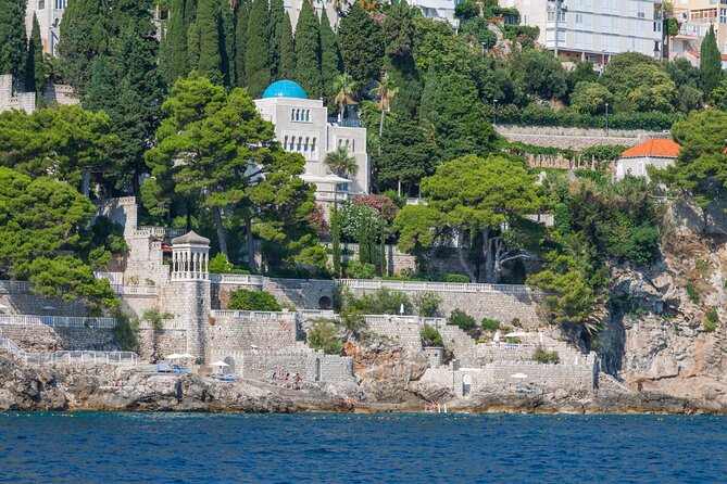 Dubrovnik Game of Thrones Boat Tour - Iron Throne room photos: the built-in fan moment