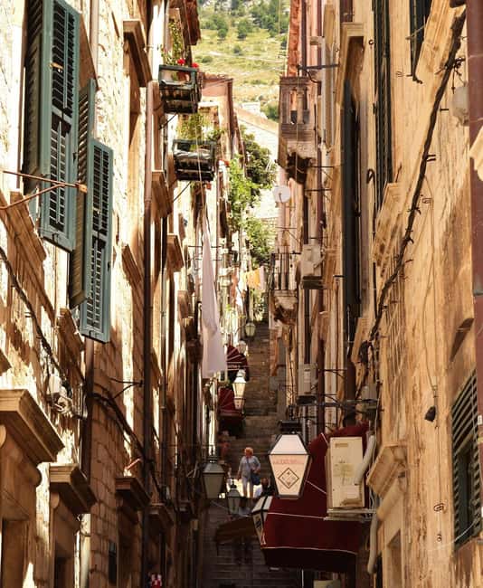 Dubrovnik: History & Walk Through The Old Town - Stradun and the Onofrio Fountain: the main axis of daily life
