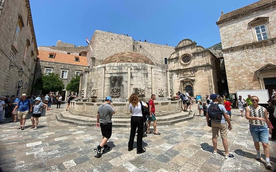 Dubrovnik: Old Town, Lokrum Island Tour with Tickets & Lunch - The Iron Throne photo moment and when it happens