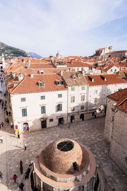Dubrovnik Old Town: Night tour with History, Wine & Bites - Meeting at Velika Onofrijeva Fontana, Inside the Walls