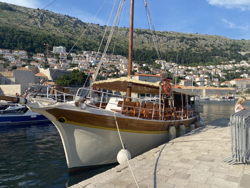 Dubrovnik: Panoramic Sunset Cocktail Cruise Around Old Town - Boarding the White Boat Slavija in Old Port