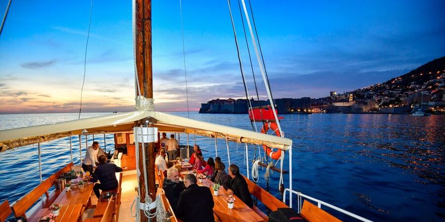 Dubrovnik: Sunset Dinner Cruise around the Old Town - Boarding at the Dubrovnik Old Port, finding the Slavija