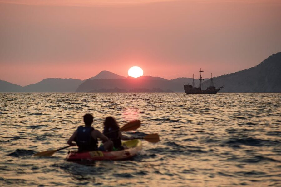 Dubrovnik: Sunset Kayaking and Snorkeling Tour - From snorkeling back to the city walls at sunset