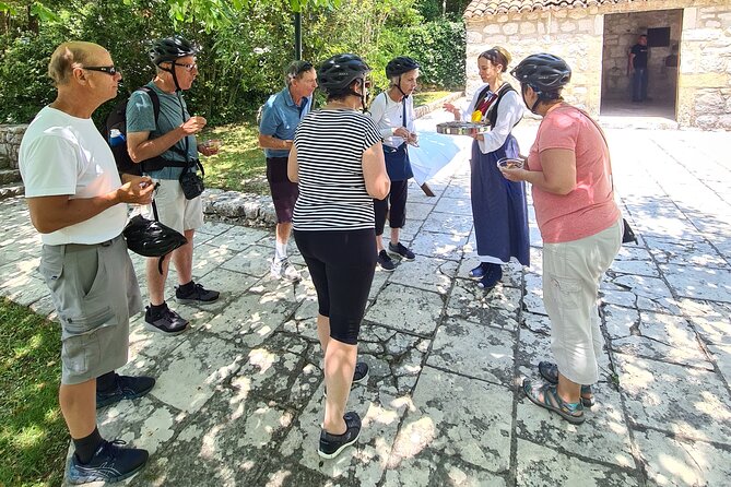 E-Bike Tour + Gourmet Lunch + Wine Tasting (Small Group) - Who this tour suits best, and who should think twice