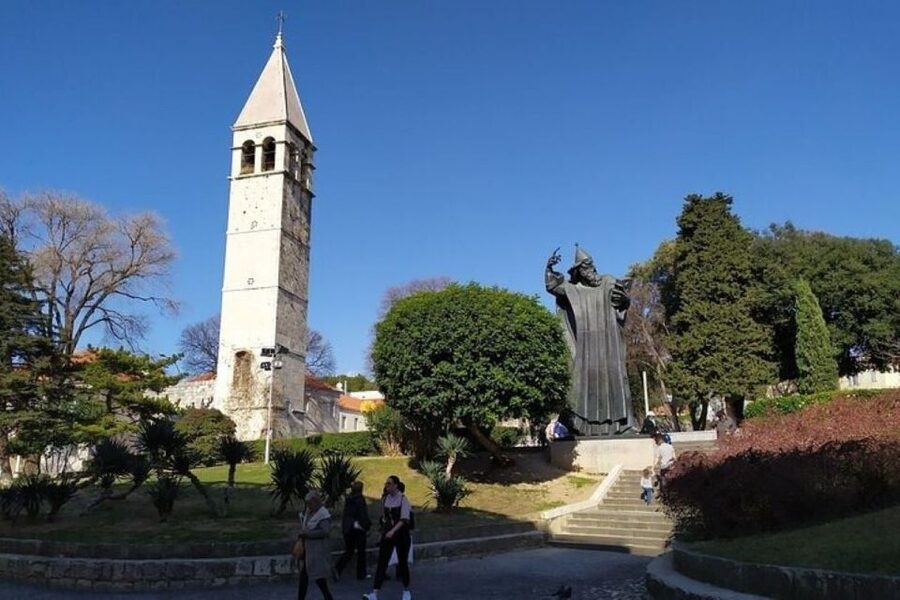 Experience Split History Walking Tour With Local Historian - Entering the Palace: Peristil and the Main Square Feeling