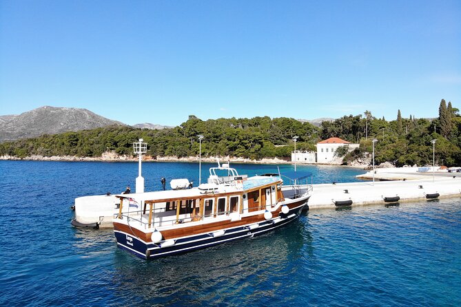 Explore Elaphiti Islands by Boat Tour: Hop-on-Hop-off Adventure - Who runs it and what to expect from the service