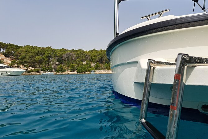 Explore the West coast of the island Brac by BETINA boat - Hidden bays and coves: why this west-coast routing works