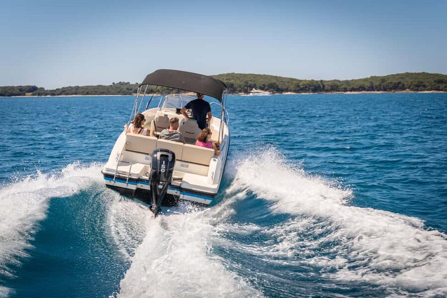 Fazana: Taxi to Sveti Jerolim island - Privacy, pets, and narration that makes it more than a transfer
