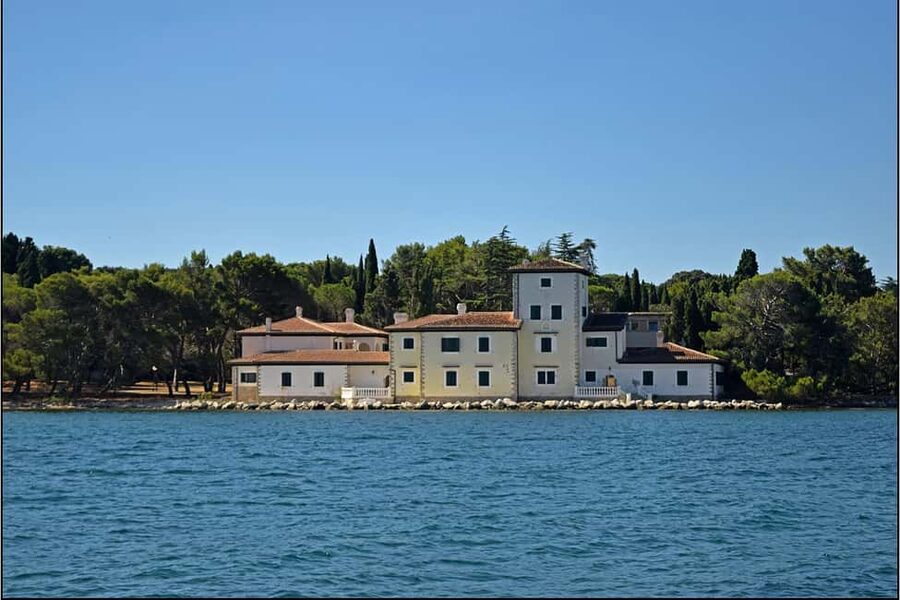 From Pula: Half-day NP Brijuni cruise with Lunch & Swimming - Lunch on the water, plus unlimited drinks (the good stuff)