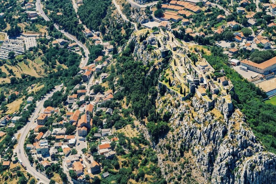 From Sinj: Panoramic Flight over Split - From Sinj airport, you start with the region’s geography