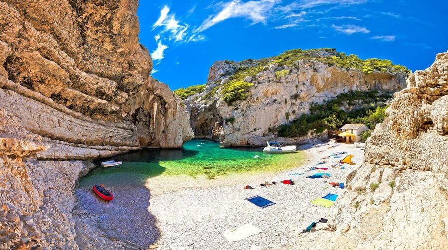 From Split: 5 Islands and Blue Cave Boat Tour - Boat comfort and the guide: small details that affect the whole day
