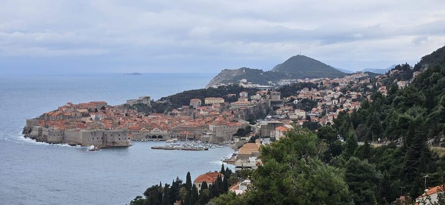 From Split: Dubrovnik Day Trip incl. Stop in Ston - Ston ramparts first, oysters right after