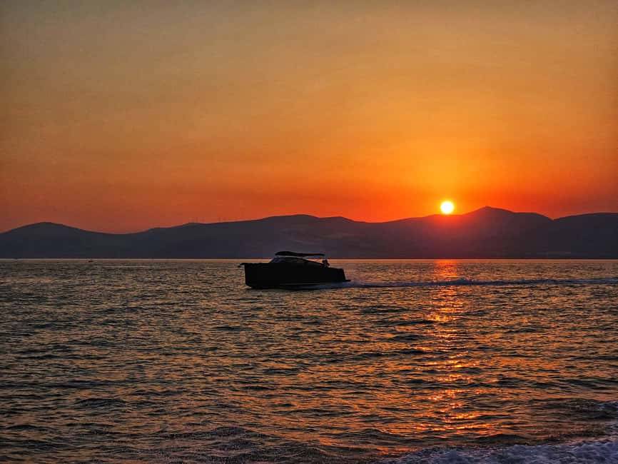 From Split: Sunset Powerboat Cruise with Drinks - Passing Brač and Working Your Way West