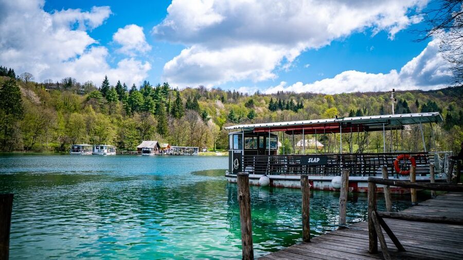 From Split/Trogir/Omiš: Plitvice Lakes Guided Group Tour - What to pack and wear for Plitvice’s walking reality