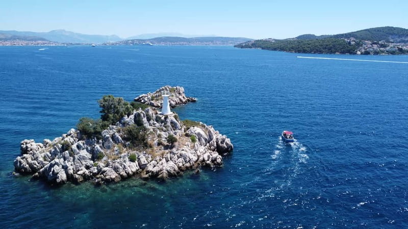 From Trogir: Guided Panoramic Boat Tour with Drinks - The 1-hour itinerary, stop by stop