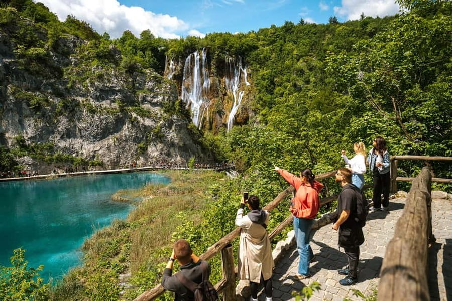 From Zagreb: Plitvice Lakes National Park Tour with Tickets - The van ride: comfort, Wi-Fi, and real-time route context