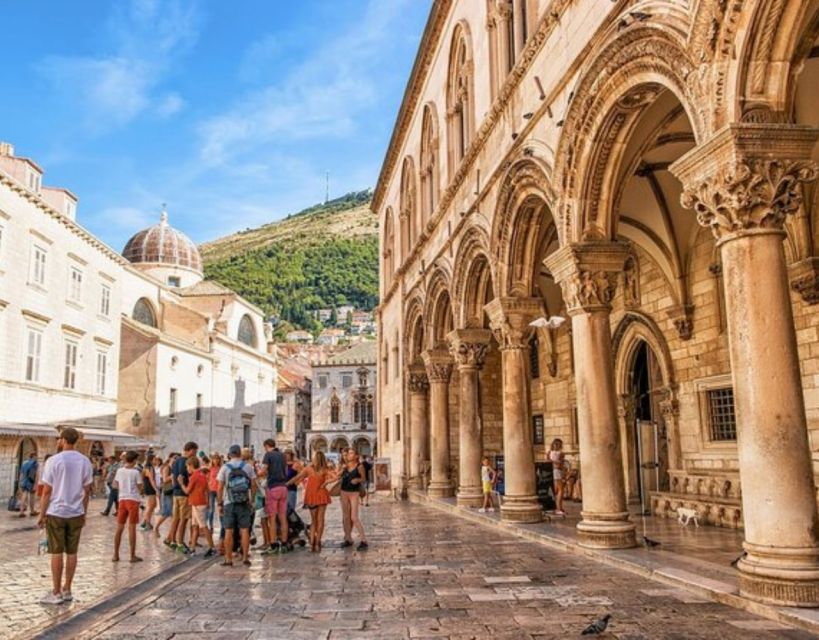 Group tour: Dubrovnik Walking Tour (1h duration, 9:30am, 6pm - Timing: 9:30am versus 6pm and what changes on foot