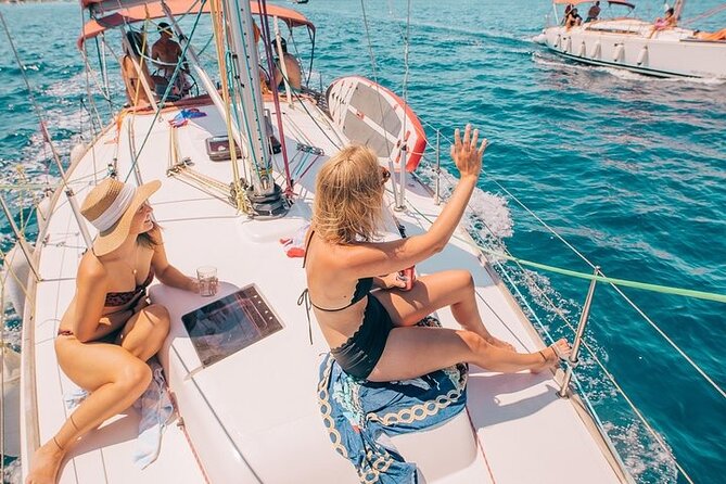 Half Day Sailing on a comfort yacht around Hvar and Pakleni islands- small group - A half-day sailing plan that actually feels like a holiday