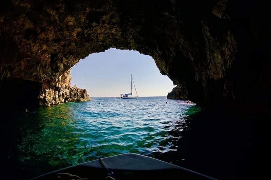 Hvar:Blue & Grenn Cave and Vis Island Private Speedboat Tour - Ravnik Islet and the Green Cave Choice
