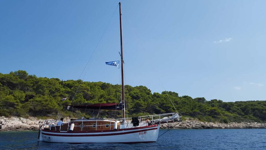 Hvar: Pakleni Islands Sailing Tour with Brunch - The boat and skipper setup: private, renovated, and comfortable