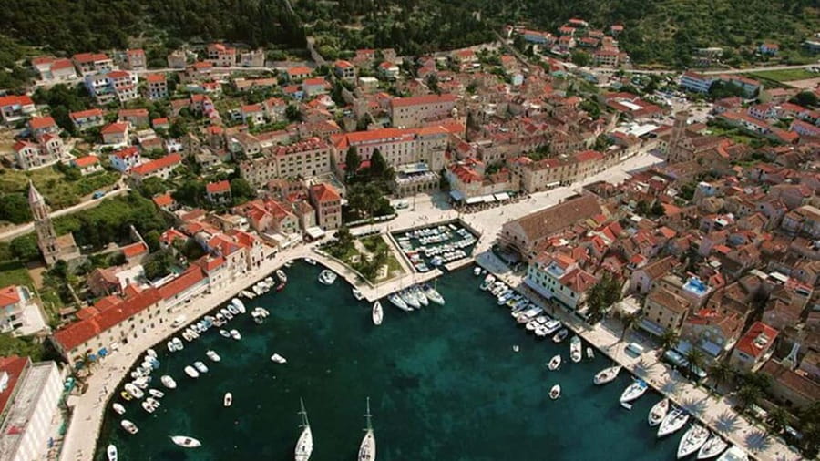 Hvar Tour from Split - Full Day Tour - The bonus near Split: a wild bay swim stop for the final photos