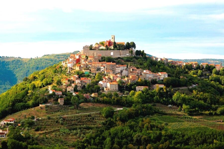 Istria Highlights Tour from Rijeka or Pula - Hum: the smallest town with a surprising political tradition