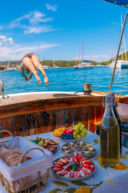 Korčula: Sail Away - tour with traditional craftmanship boat - Snacks, drinks, and the crew rhythm you feel onboard