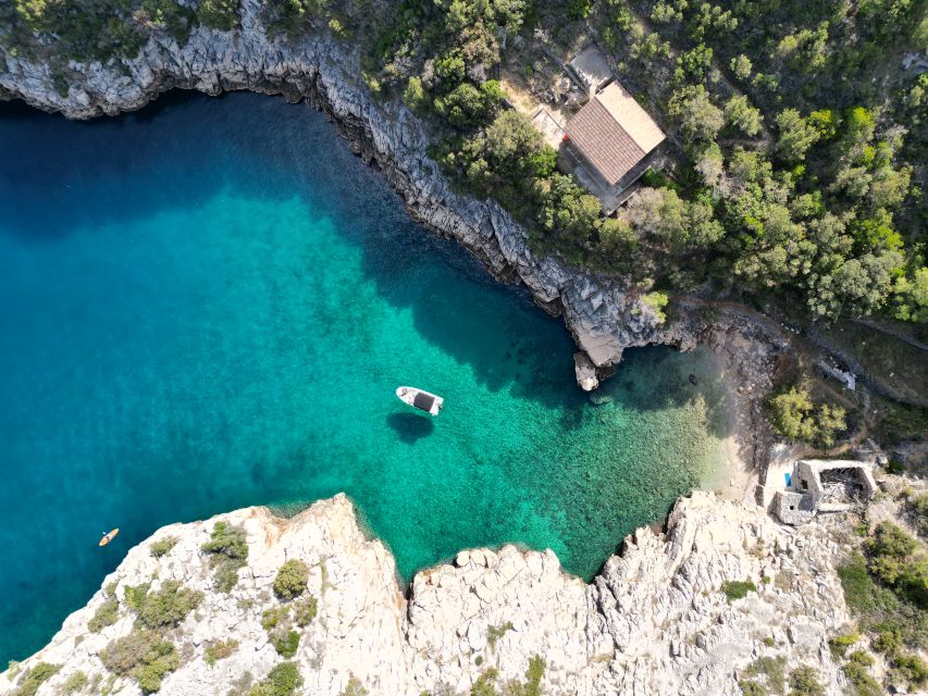 Makarska: 2-Island Escape - Hvar, Blue Lagoon & Cliff Jumps - The 35-minute speedboat start from Makarska to Hvar’s north shore