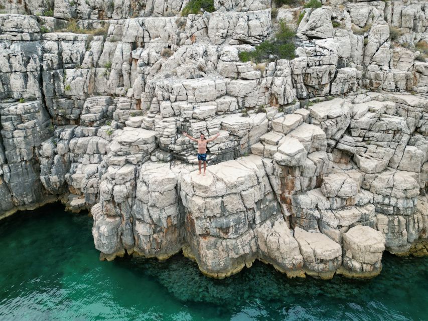 Makarska: 2-Island Escape - Hvar, Blue Lagoon & Cliff Jumps - Guides, dolphins, and a smoother ride you can feel