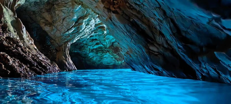 Makarska: 3-island Speedboat Cave & Blue Lagoon Tour - Meeting at Palladium in Makarska, and why small-group pacing helps