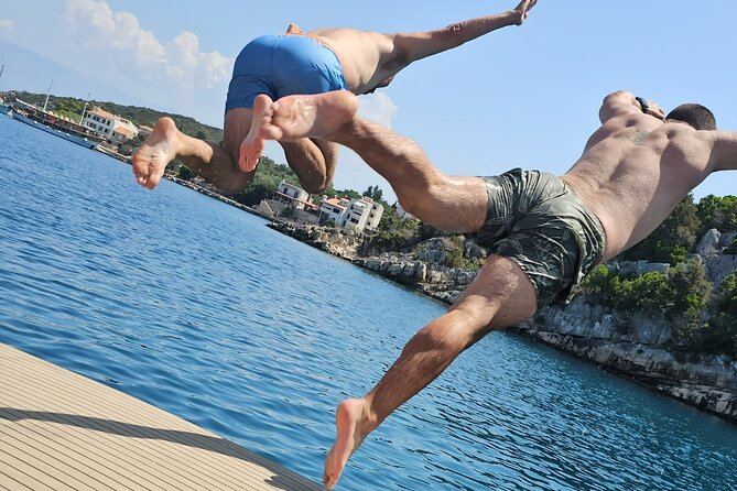 Makarska: 4 Island Luxory Boat Tour - Town Hvar & Pakleni islands - Stop 5: Marinkovac Island swim time near the yachts