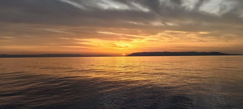 Makarska: Speedboat Sunset Tour to hidden bay on island Brač - Music, Wavy Moments, and How the Boat Feels